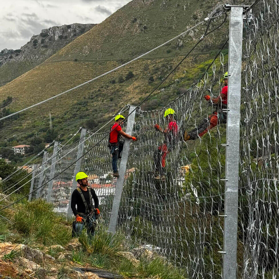 Barriere di contenimento per la caduta di massi